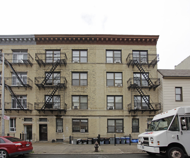 31-62-31-66 38th St in Long Island City, NY - Foto de edificio - Building Photo