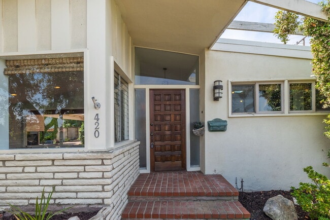 420 Vía Los Miradores in Redondo Beach, CA - Building Photo - Building Photo