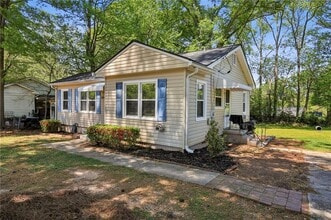 2266 N Shallowford Rd in Chamblee, GA - Building Photo - Building Photo