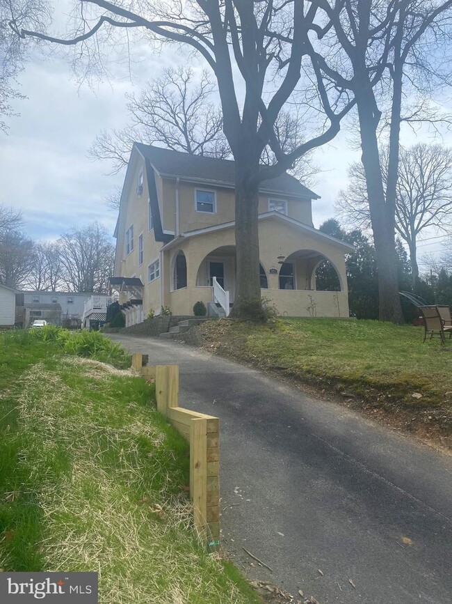 841 Edge Hill Rd in Glenside, PA - Building Photo - Building Photo