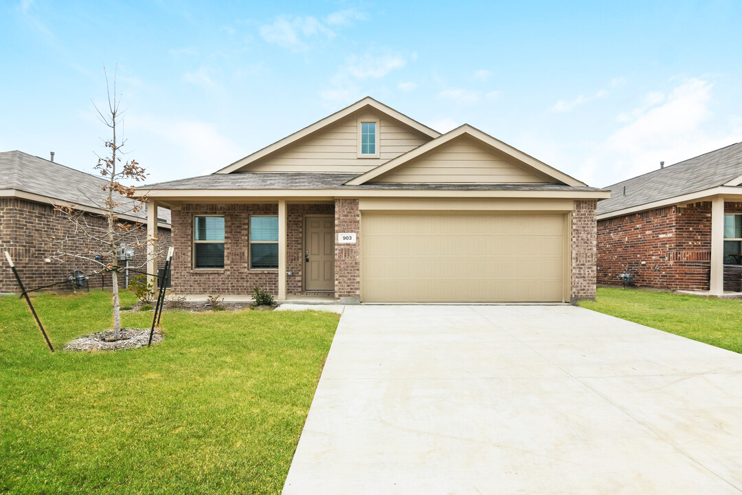 911 Lady Bird St in Ennis, TX - Building Photo