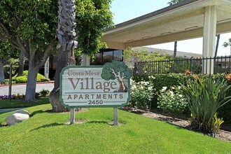 Costa Mesa Village Apartments in Costa Mesa, CA - Foto de edificio - Building Photo