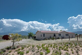 49 Las Tusas Rd in Ranchos De Taos, NM - Building Photo - Building Photo