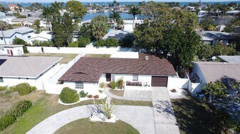 2502 Tropical Shores Dr SE in St. Petersburg, FL - Building Photo