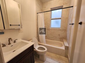 21-72 33rd St-Unit -3 in Queens, NY - Foto de edificio - Building Photo