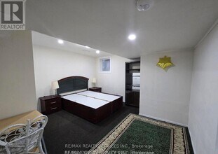 38 Carter Dr in Brampton, ON - Building Photo - Building Photo