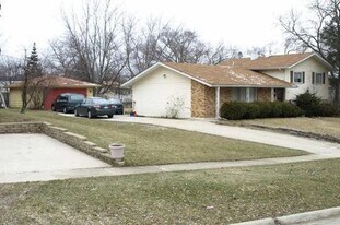 1440 Gentry Rd in Hoffman Estates, IL - Building Photo