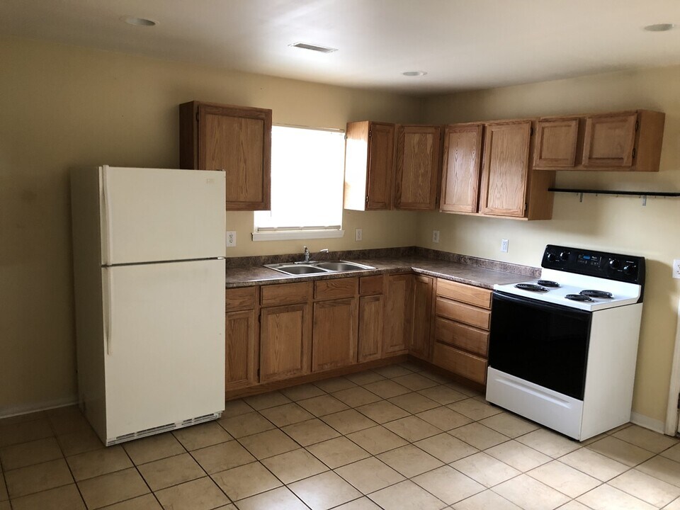 327 N Palm St, Unit 327 N. Palm St. 1/2 in Janesville, WI - Building Photo