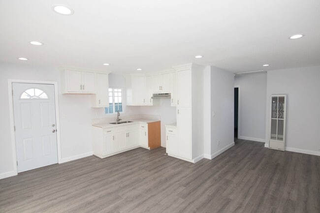 property at 1231 E 53rd St