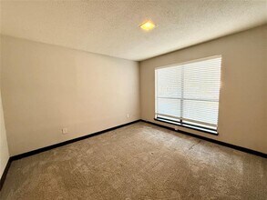 7031 Holly Hill Dr in Dallas, TX - Building Photo - Building Photo