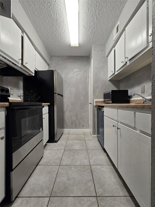 3535 NASA Road 1 in Seabrook, TX - Building Photo