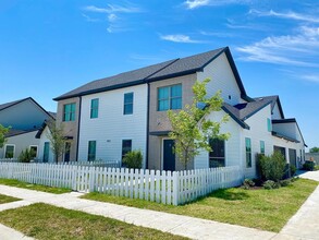 Townhomes at Princeton Meadows in Princeton, TX - Foto de edificio - Building Photo