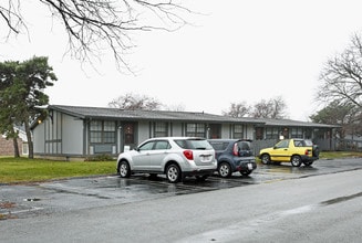 Poplar Court Apartments in Findlay, OH - Foto de edificio - Building Photo
