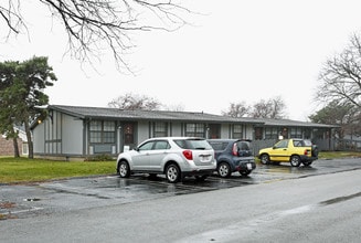 Poplar Court Apartments in Findlay, OH - Building Photo - Building Photo