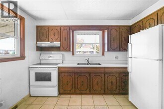 615 Giles Blvd W in Windsor, ON - Building Photo - Building Photo