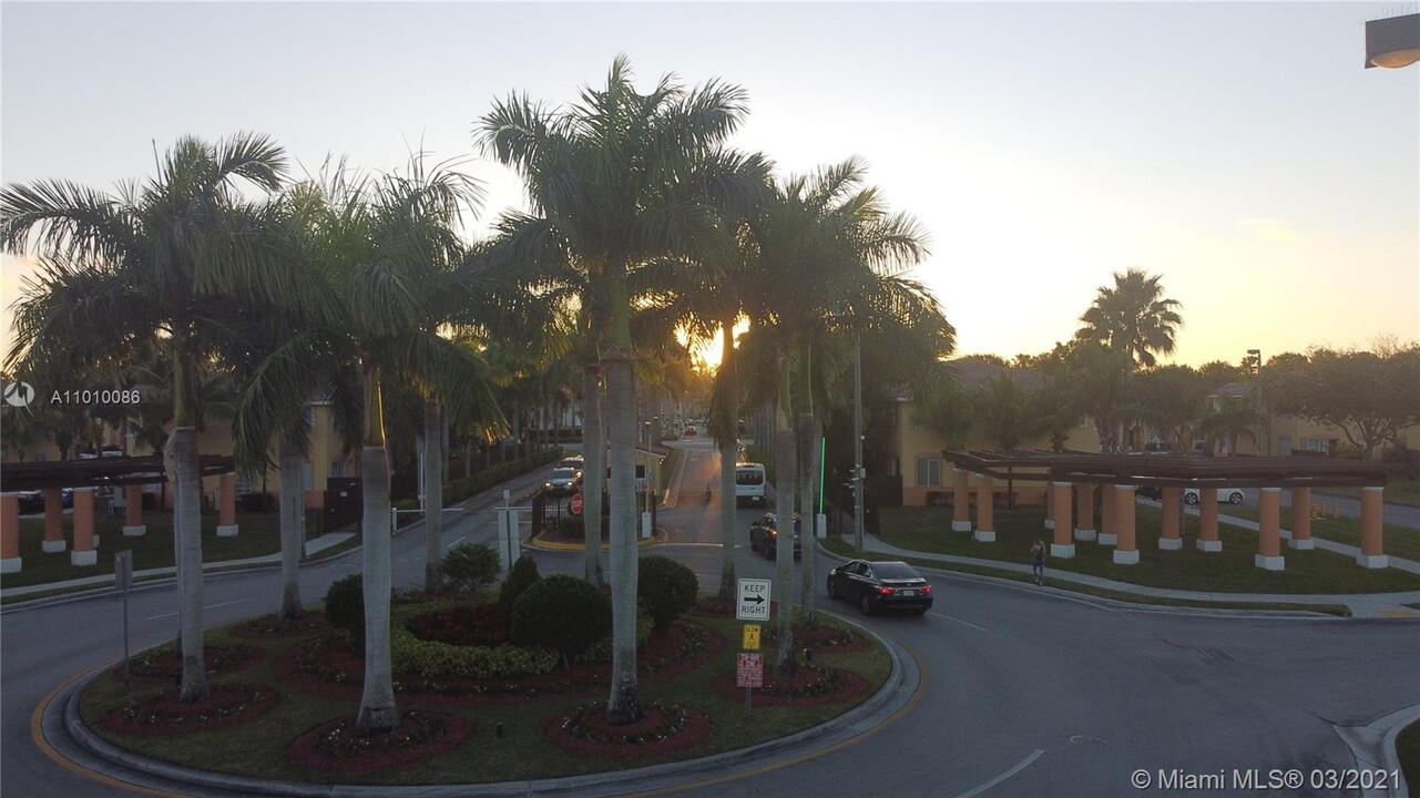 1677 SE 27th Ct-Unit -107 in Homestead, FL - Building Photo