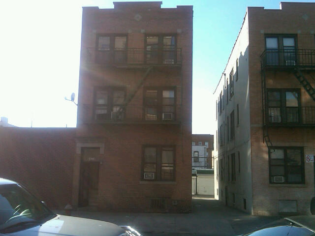 31-78 35th St in Long Island City, NY - Foto de edificio - Building Photo