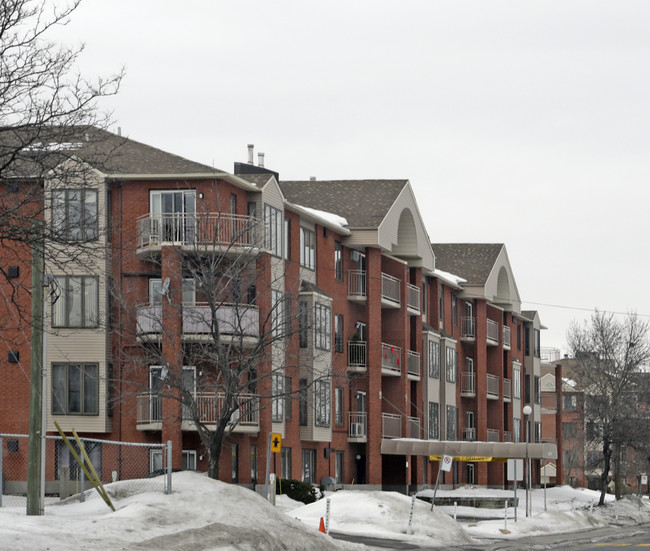 Terrasse 4700 in Montréal, QC - Building Photo - Primary Photo