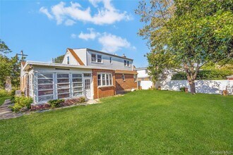 63 I U Willets Rd in Albertson, NY - Building Photo - Building Photo