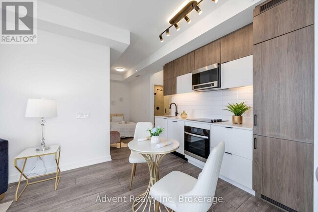 8888 Yonge St in Richmond Hill, ON - Building Photo - Building Photo