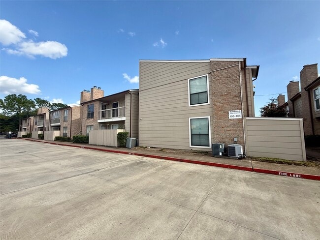 2100 Wilcrest Dr in Houston, TX - Building Photo - Building Photo