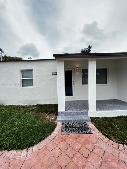 2103 SW 60th Ave in Miami, FL - Building Photo