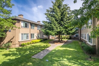 The Ellington Apartments in Portland, OR - Building Photo - Building Photo