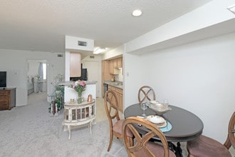 Briarwood Meadows in East Greenwich, RI - Foto de edificio - Interior Photo
