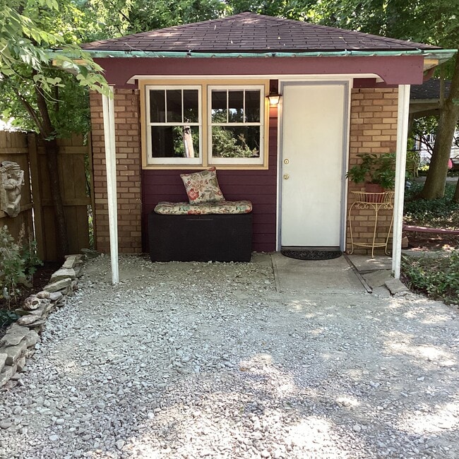 1003 E Hunter Ave, Unit Studio