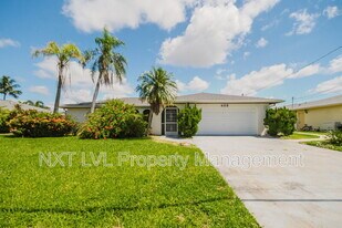 403 SE 33rd Terrace in Cape Coral, FL - Building Photo