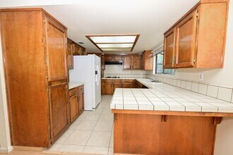 4718 E Alamos Ave in Fresno, CA - Foto de edificio - Building Photo