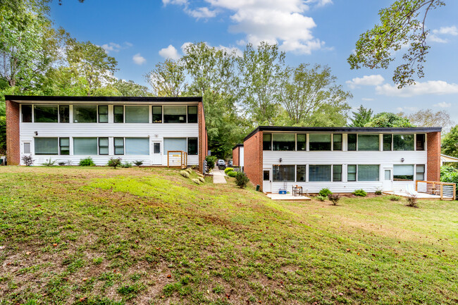 408 Hillsborough St in Chapel Hill, NC - Foto de edificio - Building Photo