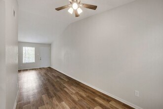 1105 & 1107-1107 UTA Blvd in Arlington, TX - Building Photo - Building Photo