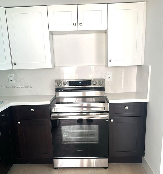 17890 W Dixie Hwy, Unit 318 in North Miami Beach, FL - Foto de edificio - Building Photo