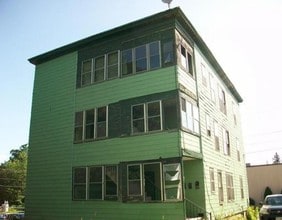 525 Waldo St in Rumford, ME - Foto de edificio - Building Photo