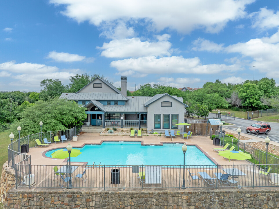 Waters at Bluff Springs in Austin, TX - Foto de edificio