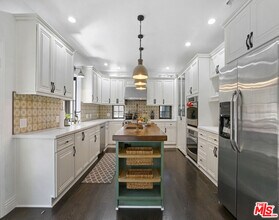 1110 N BEVERLY GLEN Blvd in Los Angeles, CA - Building Photo - Building Photo