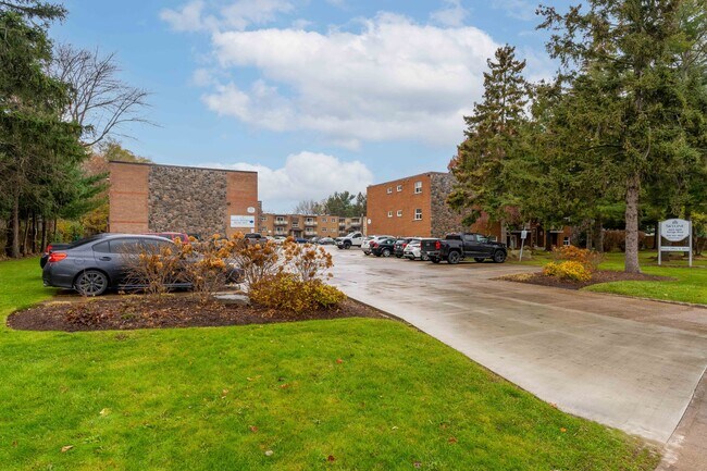 Portage Place in Niagara Falls, ON - Building Photo - Building Photo