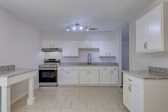 4123 Dacca Dr in Houston, TX - Foto de edificio - Building Photo