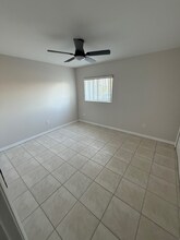 1025 SE 12th St in Cape Coral, FL - Foto de edificio - Building Photo