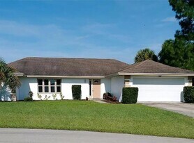 11826 SW Dallas Dr S in Lake Suzy, FL - Building Photo