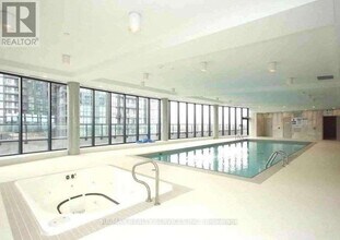 35 Watergarden Dr in Mississauga, ON - Building Photo - Building Photo