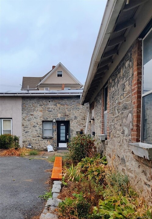 81 Vineyard Ave in Highland, NY - Building Photo