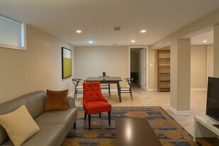 2804 Greenway Blvd, Unit SI ID1395353P in Falls Church, VA - Building Photo