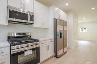 310 E Providencia Ave, Unit 108 in Burbank, CA - Building Photo - Building Photo