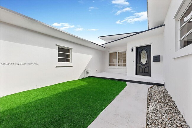 7525 Adventure Ave in North Bay Village, FL - Foto de edificio - Building Photo