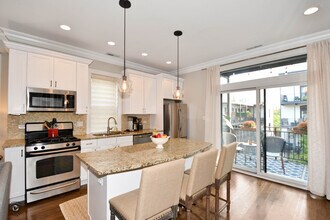 211 W Saint Paul Ave, Unit 3 in Chicago, IL - Foto de edificio - Building Photo