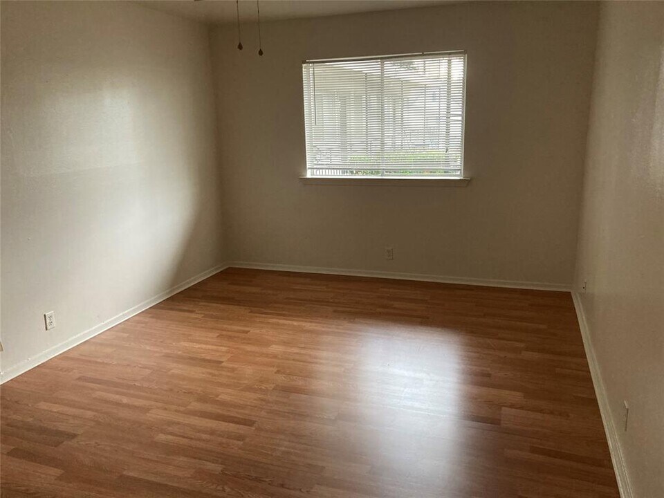 1005 W Hickory St in Denton, TX - Building Photo
