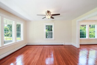 549 Boston Post Rd in Waterford, CT - Foto de edificio - Building Photo