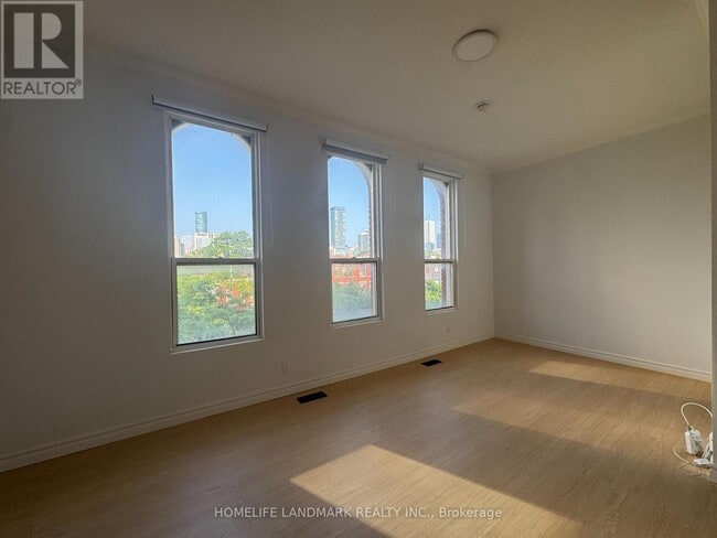 property at 440-440 Spadina Ave.